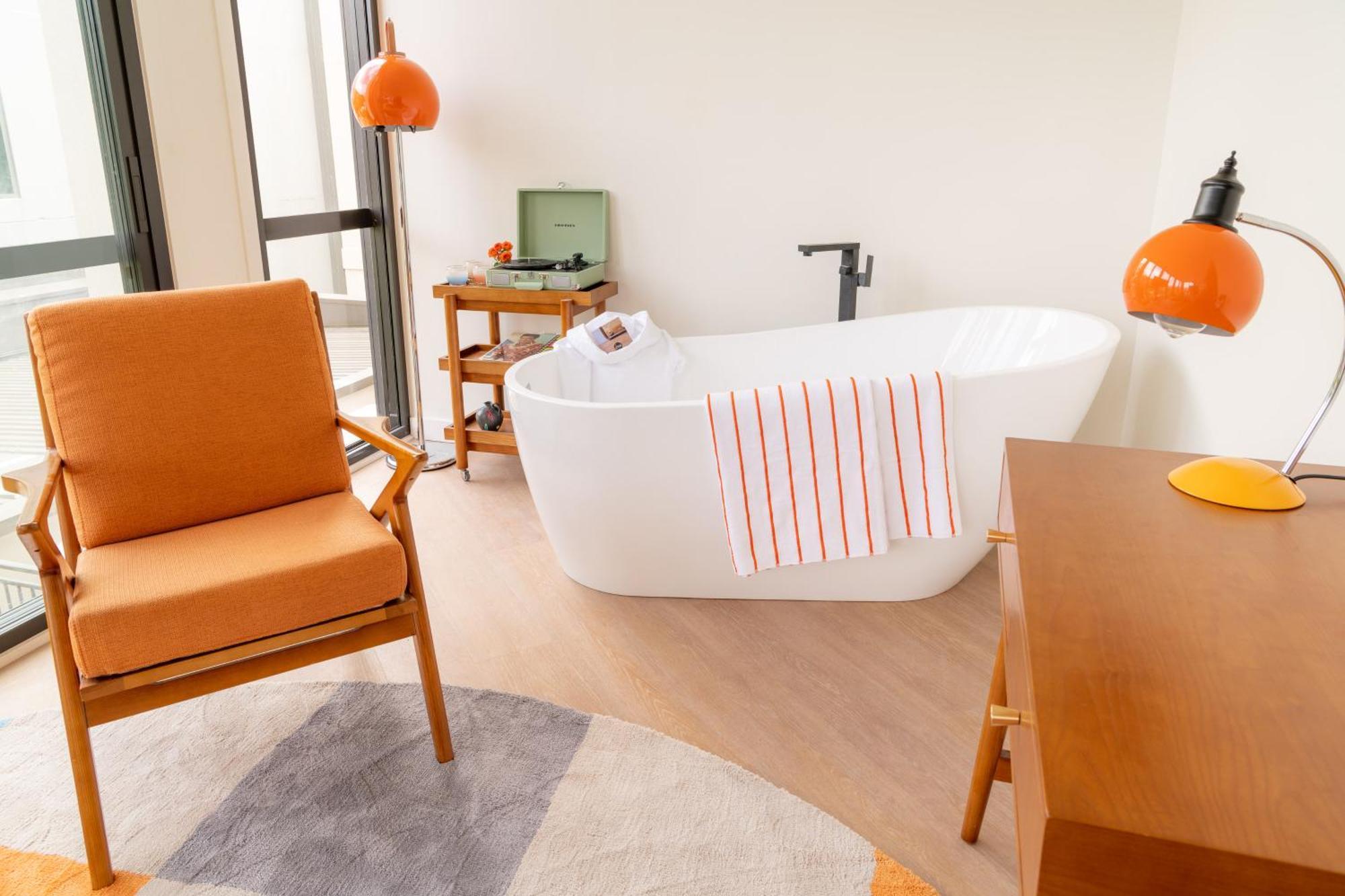 Ohtel Auckland Exterior foto A freestanding bathtub